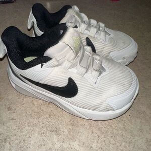 Nike toddler Kids White and Black Athletic Sneakers